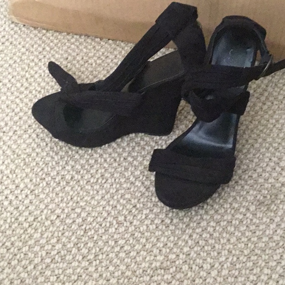 Black basic wedge heels